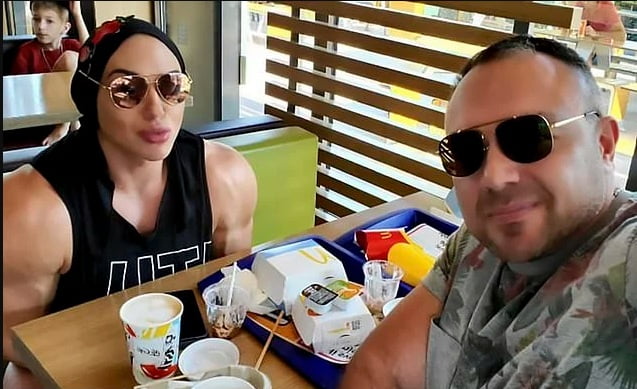 شاهد| كيف تبدو بطلة كمال أجسام روسية وطبيعة علاقتها بزوجها الأقل حجماً؟؟ 1