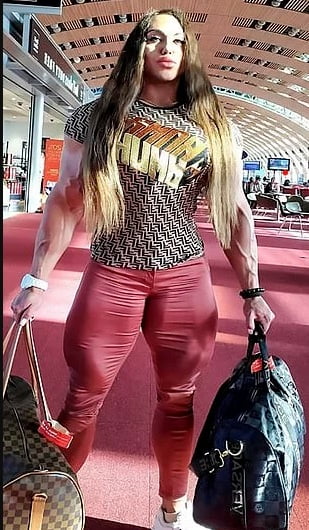 شاهد| كيف تبدو بطلة كمال أجسام روسية وطبيعة علاقتها بزوجها الأقل حجماً؟؟ 3