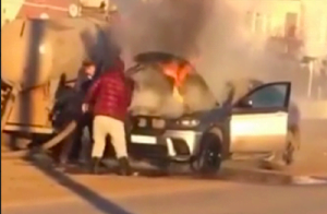 فيديو مروّع .. سرعة بديهة تُنقذ سيارة “BMW” مشتعلة