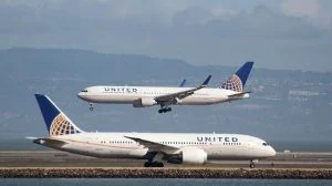 امرأة تتعرض لحادث “غريب” في الأجواء.. وشركة الطيران تعلّق