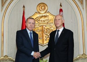 رافقه قادة المخابرات ووزير الدفاع.. زيارة مفاجئة من اردوغان لتونس