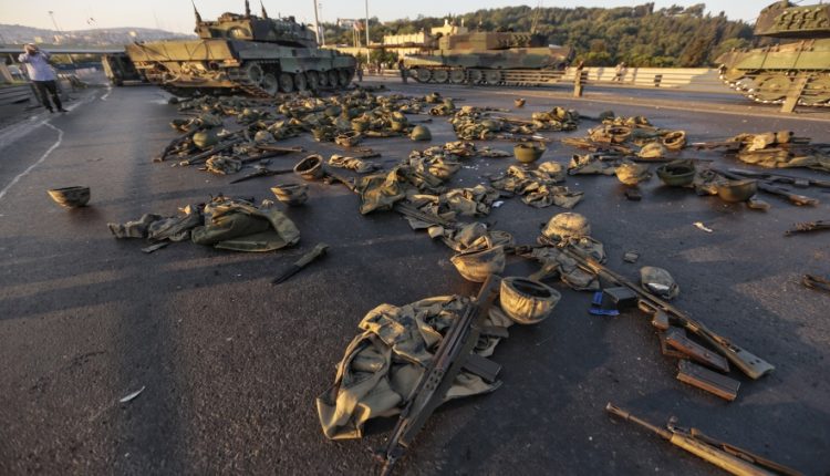 عتاد جنود استسلموا بعد مشاركتهم في المحاولة الانقلابية الفاشلة في تركيا عام 2016