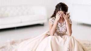 تصرف غريب من “أم” في حفل زفاف “ابنتها” يثير الجدل على مواقع التواصل (الصورة)