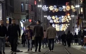 شارع “الاستقلال” بإسطنبول يستعد لاستقبال زواره في رأس السنة