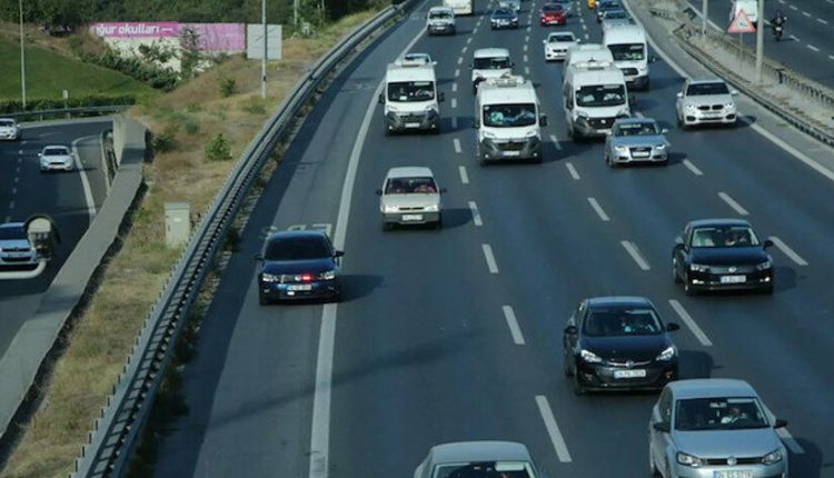 مركبات في أحد شوارع تركيا