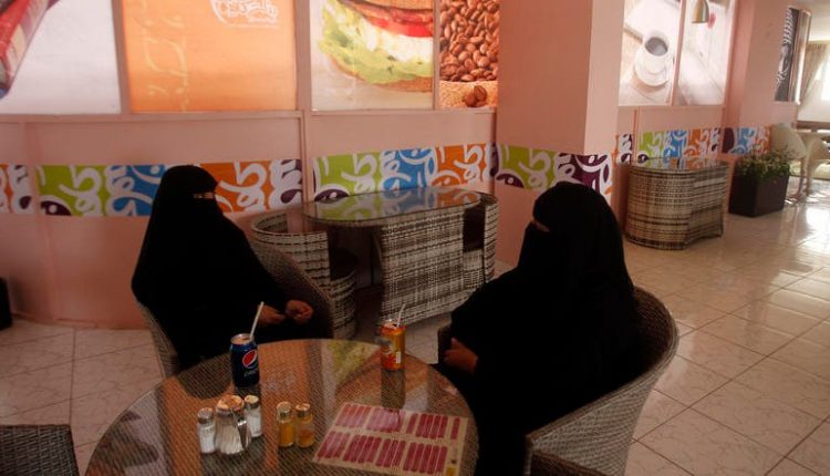 نساء في أحد مقاهي العاصمة اليمنية صنعاء