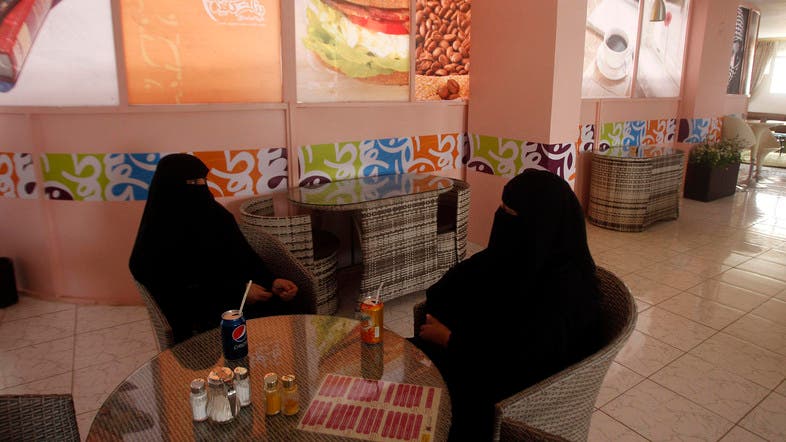 نساء في أحد مقاهي العاصمة اليمنية صنعاء