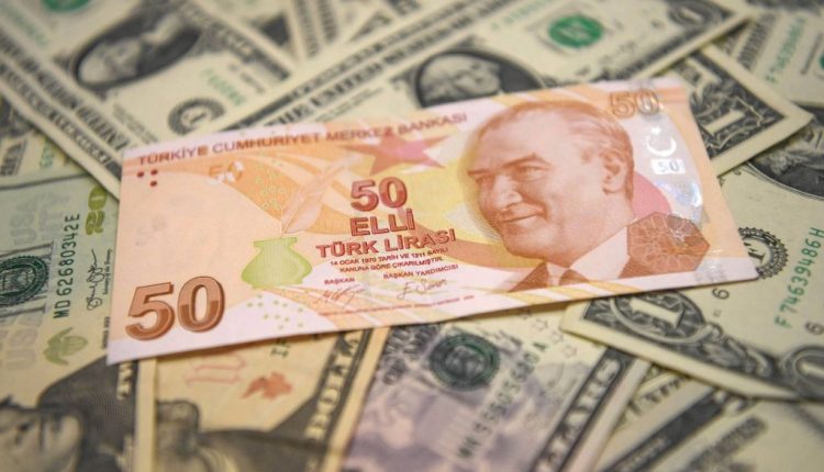 ورقة من فئة 50 ليرة تركية فوق فئات من عملة الدولار