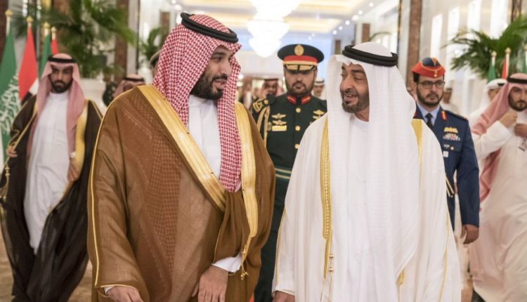وليا العهد السعودي محمد بن سلمان (يسار) والإماراتي محمد بن زايد