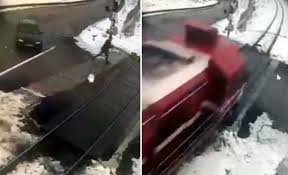 تركيا.. سائق متهور لا يريد انتظار القطار.. ماذا فعل؟ 1 جانب من الحدث