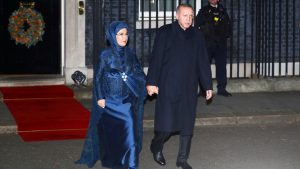  حضور لافت لعقيلة أردوغان بالحجاب في قصر باكنغهام (فيديو)