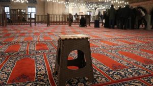   قرار تركي بشأن إزالة المقاعد في المساجد.. والمعارضة تعلق