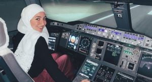 أول شابة سورية تقود طائرة بمفردها في بريطانيا (فيديو،صور)