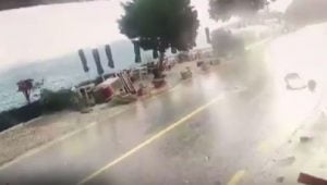  إعصار عنيف يحوَّلَ شاطئ بودروم التركية لـ”ساحة حرب” (فيديو)