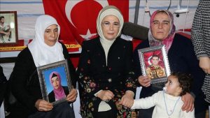 أمينة أردوغان تزور المعتصمات أمام “الشعوب الديمقراطي” بديار بكر