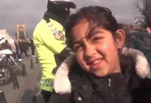 شرطي تركي يقدم هدية لطفلة سورية (فيديو)