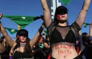 “المغتصب هو أنت”.. لماذا أثارت أغنية تشيلية حماس النساء في كل أنحاء العالم؟!