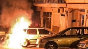 الاعتداء علي سيارة دبلوماسي تركي باليونان (فيديو)