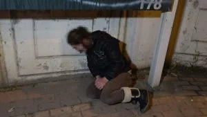 إلقاء شابة تركية في شارع عام بعد الاعتداء عليها داخل سيارة في بورصة (فيديو)