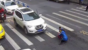 شاهد بالفيديو.. ردة فعل طفل صيني صدمت سيارة والدته!