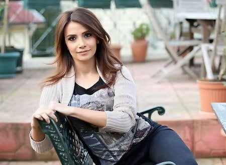 لن تصدق قوة الشبه بين سونجول أودن "نور" وشقيقتها (شاهد) 9