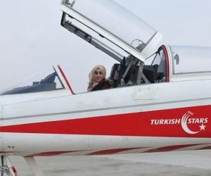 تركية تحقق حلمها بركوب طائرة حربية