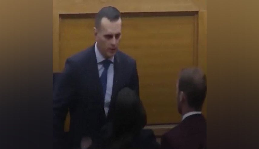 بالفيديو.. وزير يصفع نائبا تحت قبة البرلمان 21