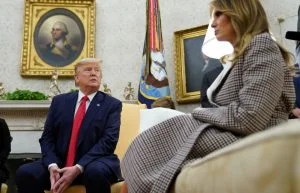 احتاجت لعشرات العمال لتزيينها.. ميلانيا ترامب تكشف عن شجرة عيد الميلاد الضخمة داخل البيت الأبيض