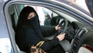 مفاجأة غير متوقعة لرجال الأمن الكويتي .. ماذا يفعل شاب تحت أرجل شقيقتيه داخل سيارة؟
