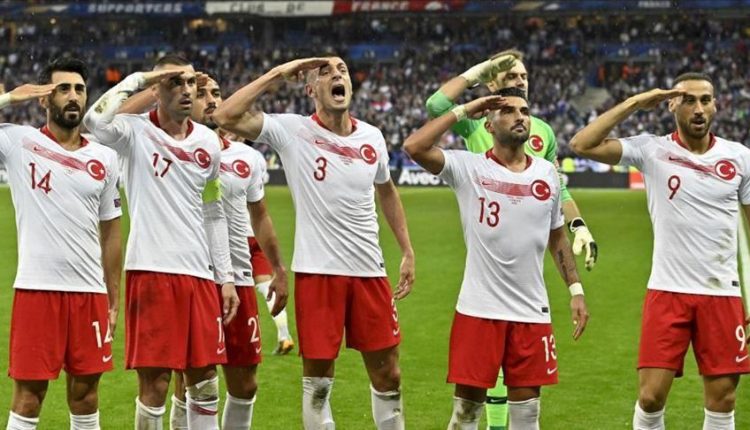 لاعبو المنتخب التركي يؤدون التحية العسكرية