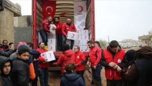 مساعدات إنسانية من الهلال الأحمر التركي للسوريين