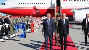 الرئيسان التونسي قيس سعيّد (يمين) والتركي رجب طيب أردوغان خلال زيارة الأخير لتونس