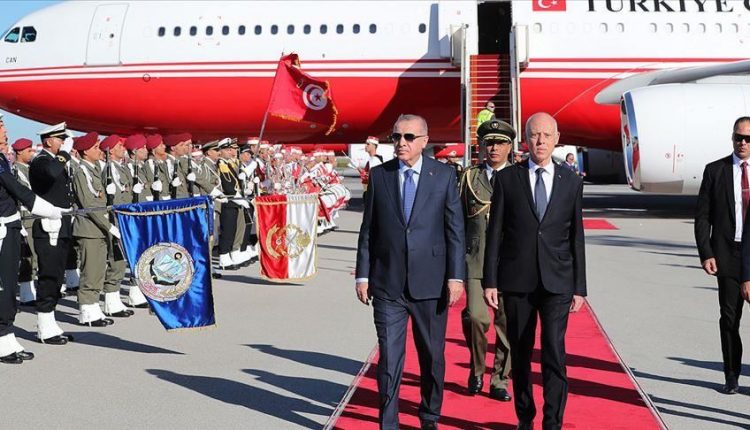 الرئيسان التونسي قيس سعيّد (يمين) والتركي رجب طيب أردوغان خلال زيارة الأخير لتونس