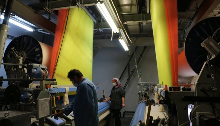 عمال داخل شركة تركية