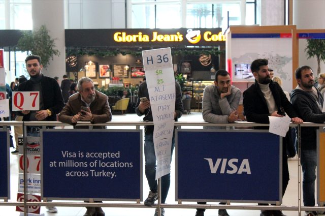 مواطنون ينتظرون ضيوفهم في مطار إسطنبول الجديد.