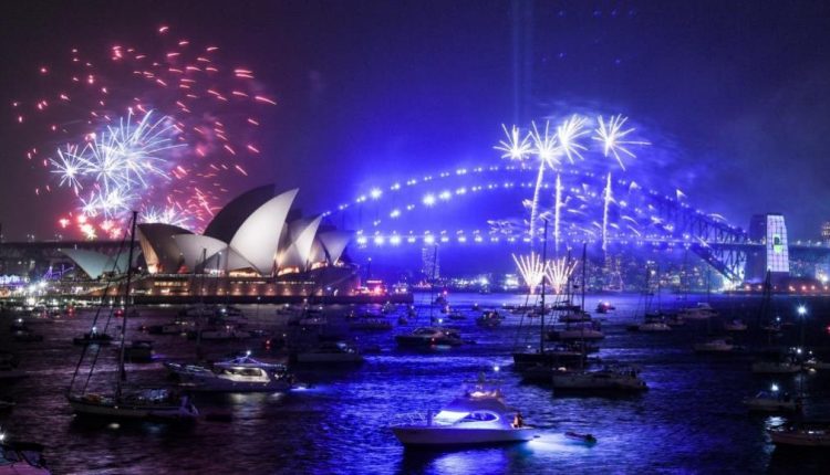 لحظة إطلاق الألعاب النارية في احتفالات أستراليا