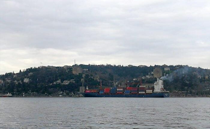 سفينة شحن البضائع بعد توقفها في البوسفور لمعاينتها من قبل الطواقم الفنية