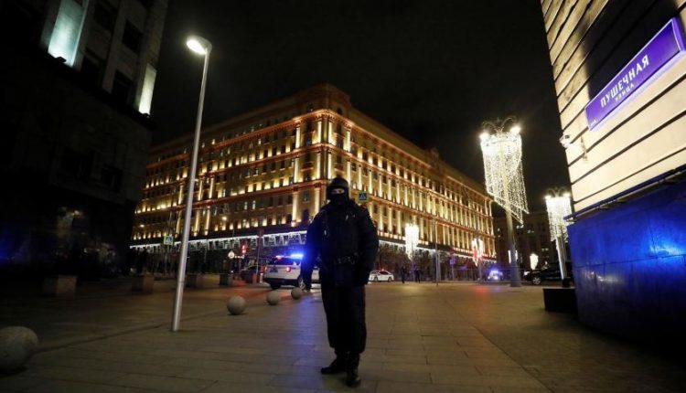 شرطي روسي في منطقة قريبة من الحدث