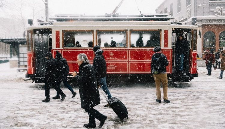 مدينة إسطنبول لحظة تساقط الثلوج