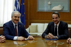 جانب من اللقاء بين رئيس الوزراء اليوناني واللواء الليبي المتقاعد خليفة حفتر
