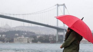 شابة تركية أثناء إلتقاطها الصور التذكارية بجوار جسر البوسفور