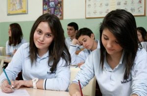 طالبتان تركيتان في إحدى مدارس الثانوية العامة بتركيا