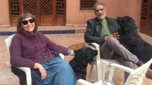 زوجة فنان مصري شهير تفضحه : طردني من بيتي وأخذ أموالي ولا أجد علاج السرطان