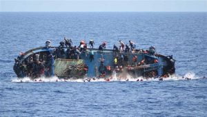 قارب يغرق بالمهاجرين