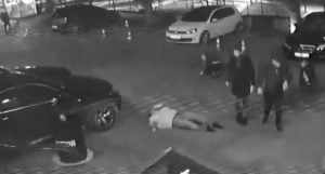 لحظات سقوط أحد الأفارقة على الأرض (فيديو)