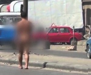 سوري يسير عارياً في شوارع الكويت.. وهذا ما حدث له!! (شاهد)