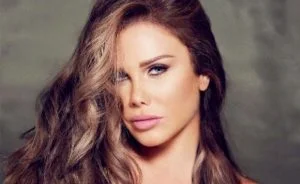 نيكول سابا تثير الجدل بشأن حملها