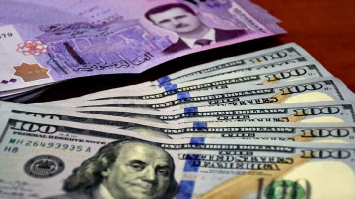 المركزي السوري يفجر مفاجأة ويعلن دفع 700 ليرة للدولار لكل من يرغب