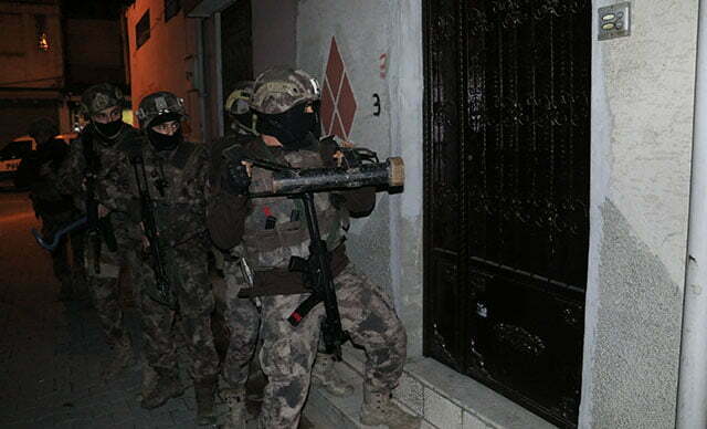 الشرطة التركية تعيد 30 هاربًا من العدالة الى السجن في أضنة 15