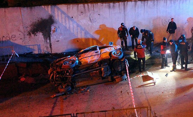حادث مروع.. سيارة تطير من الجسر وترتطم بجدار غرب تركيا (شاهد) 2 حادث مروع.. سيارة تطير من الجسر وترتطم بجدار غرب تركيا (شاهد) 1